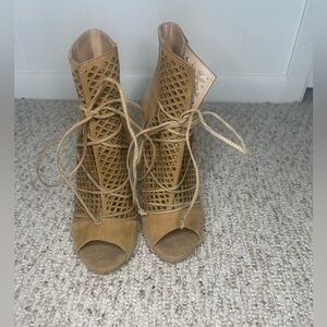 Steve Madden Maddye shoes Women's Tan Lace-Up size 8M
